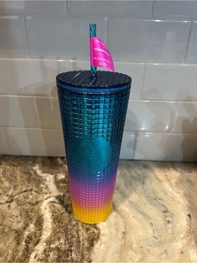 Starbucks Pride 2023 Tim
Singleton 24 Oz Venti Tumbler
Grid Ombre Rainbow New